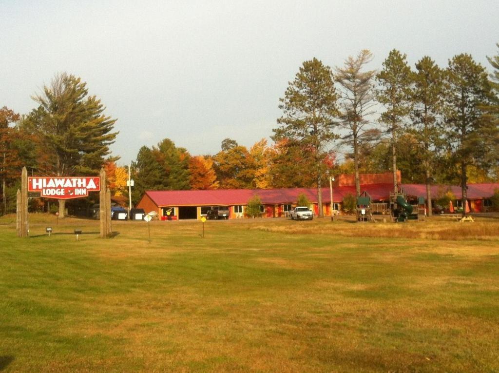 Hiawatha Lodge Inn Eagle River Buitenkant foto
