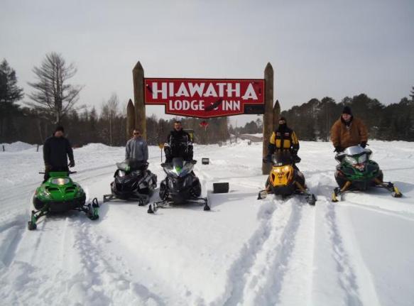Hiawatha Lodge Inn Eagle River Buitenkant foto
