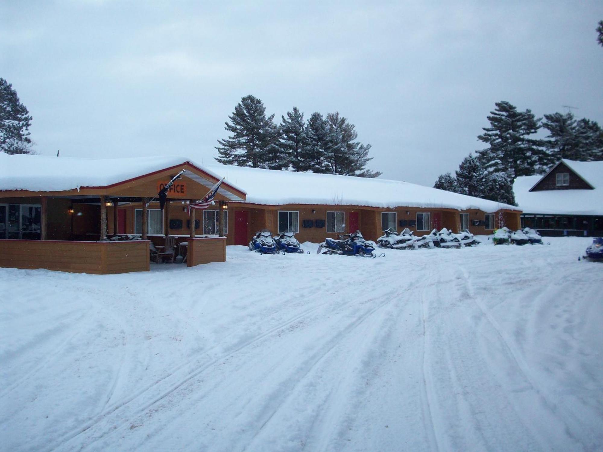 Hiawatha Lodge Inn Eagle River Buitenkant foto